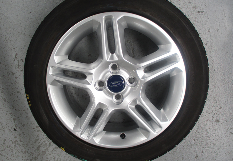 Multi-spoke silver alloy wheel